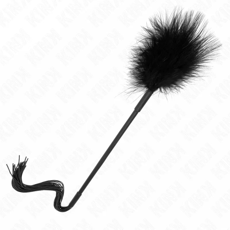 Accessoire BDSM en cuir noir, plumeau élégant et fouet intégré, finition soignée pour sensations intenses et discrètes.