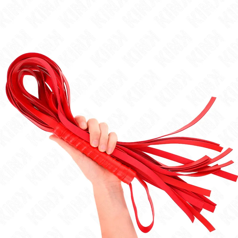 Fouet BDSM en cuir rouge, artisanal et robuste, avec lanières longues et poignée ergonomique pour jeux intenses et sécurisés.