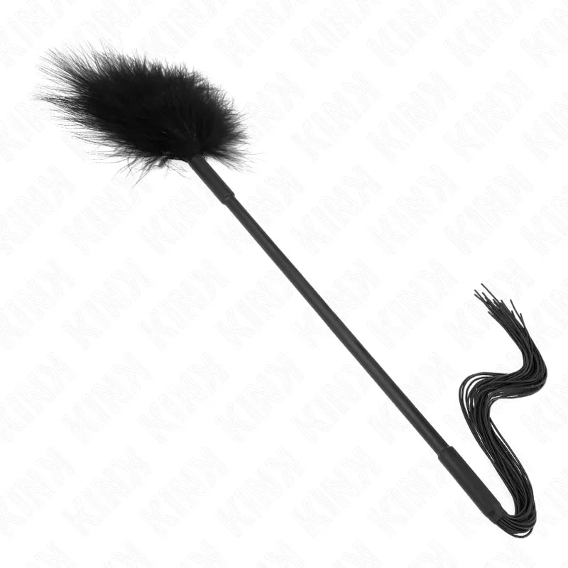 Accessoire BDSM en cuir noir, cravache avec plumeau et lanières, finition soignée, pour jeux intenses et sensations contrô...