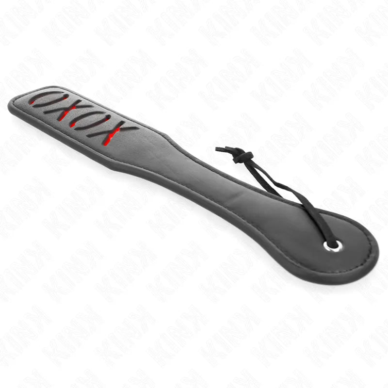 Accessoire BDSM en cuir noir avec détails rouges, design ergonomique, idéal pour jeux intenses et sophistiqués.