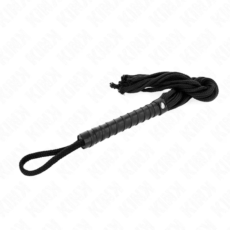 Accessoire BDSM en cuir noir, fouet avec manche ergonomique, design élégant pour jeux intenses, qualité luxe et sécurité.