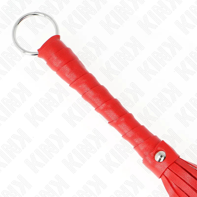 Accessoire BDSM en cuir rouge luxe, manche texturé, anneau métal, design sophistiqué et artisanal pour expériences intenses.