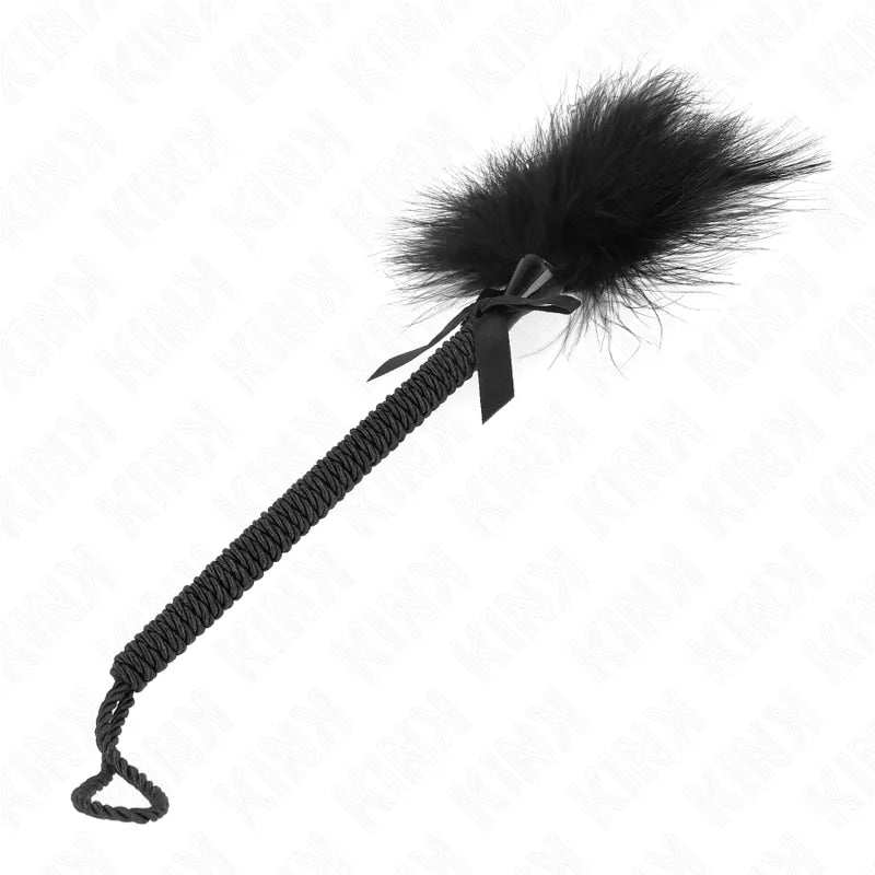 Cravache BDSM en cuir noir, manche tressé, plumeau élégant, accessoire sensuel et raffiné pour expériences intenses.
