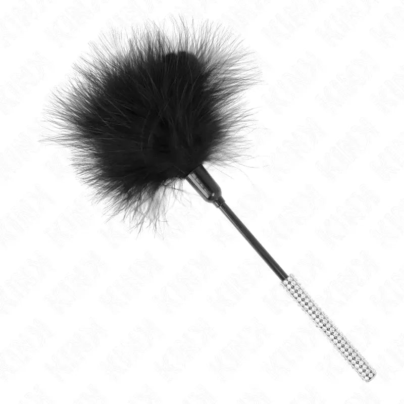 Plumeau BDSM en cuir noir luxe, manche argenté, élégant et sophistiqué, accessoire sensuel pour jeux raffinés.
