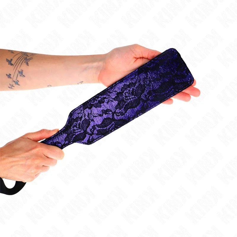Accessoire BDSM luxe en cuir violet, design ergonomique, détails élégants, idéal pour jeux érotiques raffinés.