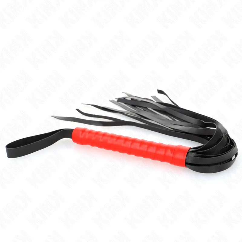 Fouet BDSM en cuir noir et rouge, poignée ergonomique, lanières souples, accessoire haut de gamme pour sensations intenses.
