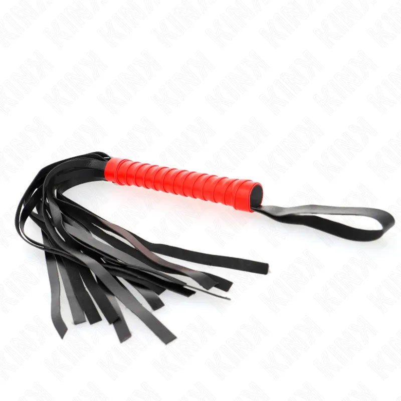Fouet BDSM en cuir noir avec manche rouge ergonomique, durable et réglable, pour sensations intenses et élégantes.