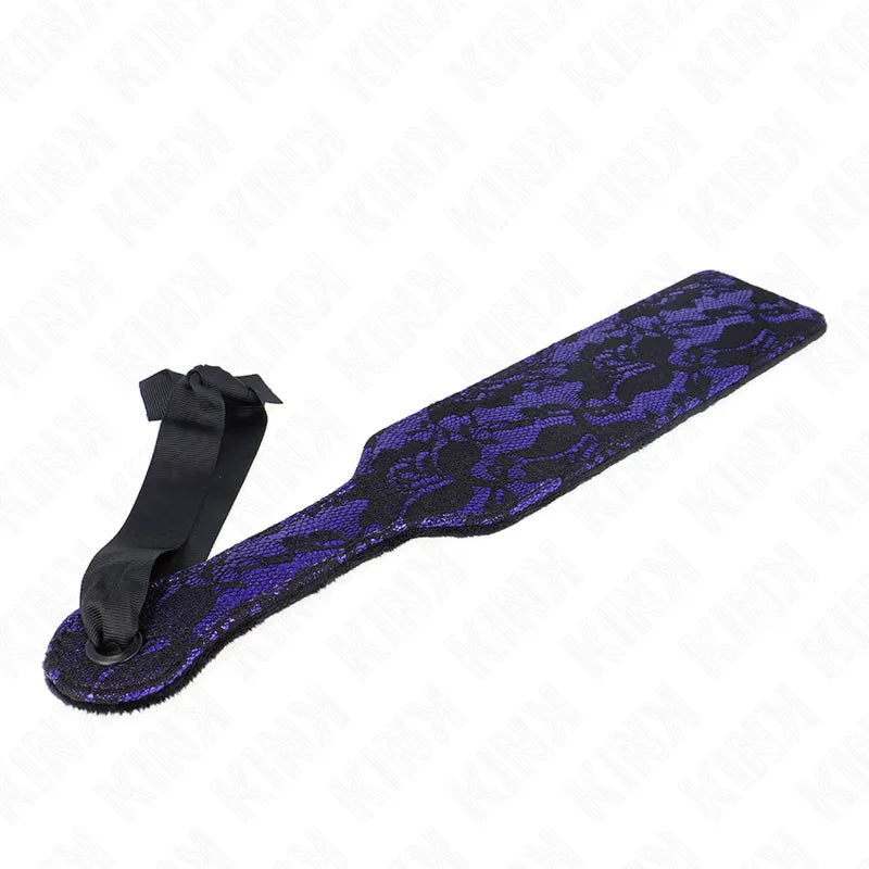Accessoire BDSM luxe en cuir noir et violet, forme pagaie, texture serpent, élégant et durable pour jeux sensuels.