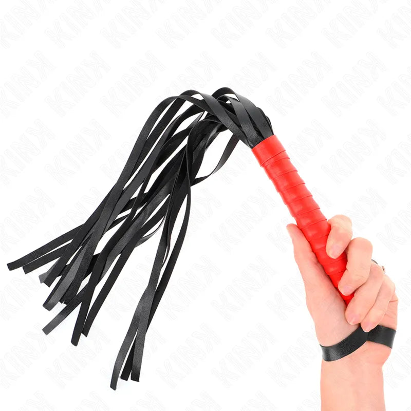 Fouet BDSM en cuir noir avec manche rouge ergonomique, durable et élégant, pour sensations intenses et confort optimal.