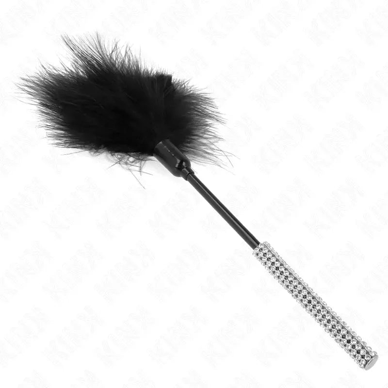 Accessoire BDSM plumeau noir en cuir luxe, manche argenté élégant, raffiné et sophistiqué pour sensations sensuelles.