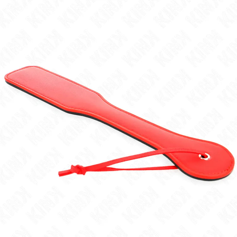 Accessoire BDSM en cuir rouge, forme de pagaie élégante, durable et ergonomique pour expériences sensuelles raffinées.