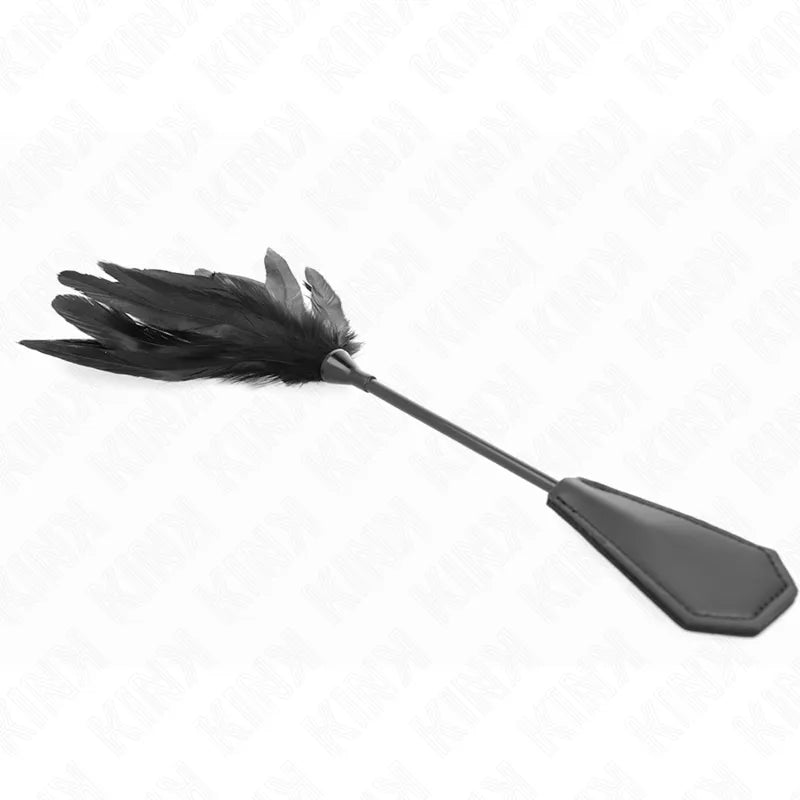 Accessoire BDSM premium, plumeau noir en cuir véritable et silicone, élégant et ergonomique pour sensations intenses.