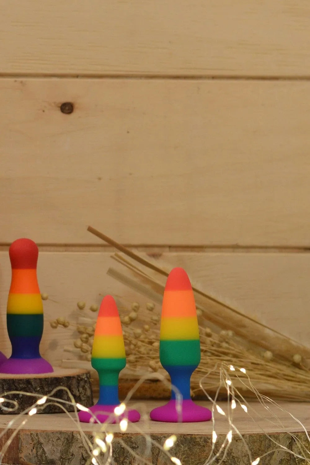 Plug anal multicolore en silicone liquide, taille M, doux et hypoallergénique pour débutants et experts.