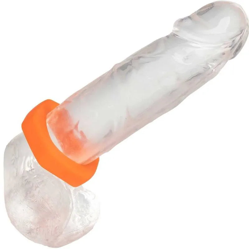 Anneau pénien en silicone liquide transparent, extensible et doux, pour prolongation érection, sur fond neutre.