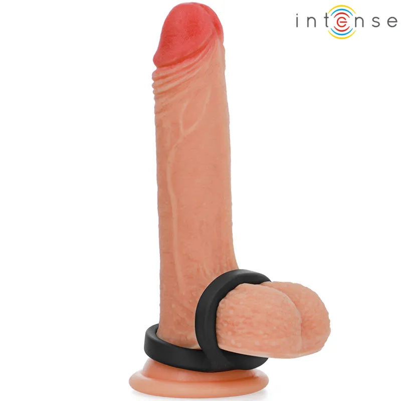 Anneau double silicone noir ergonomique sur pénis et scrotum, design compact et discret, confort et sécurité garantis.