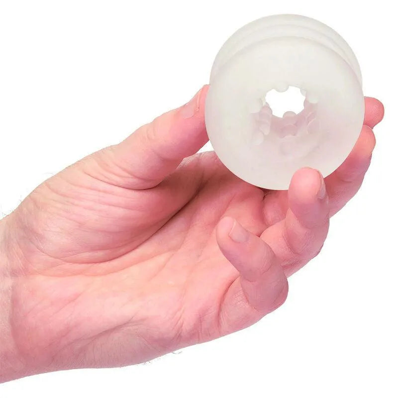 Anneau intime silicone blanc texturé, extensible, ajustable, sans phtalates, tenu en main pour expérience douce et sûre.