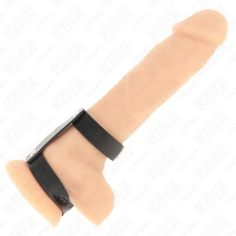 Anneau pénien cuir noir réglable sur mannequin, accessoire BDSM élégant pour stimulation intense et confort personnalisé.