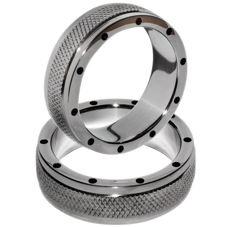 Anneau pénien BDSM en acier inoxydable, finition lisse et élégante, onze trous, design robuste et confortable.