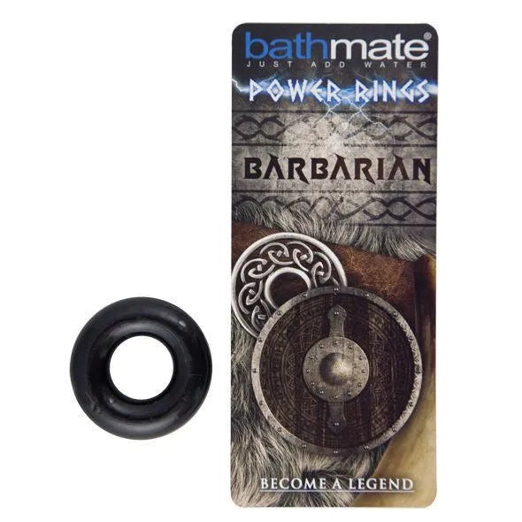Anneau pénien noir flexible, design circulaire, hypoallergénique, sur fond de packaging Barbarian avec motifs vikings.