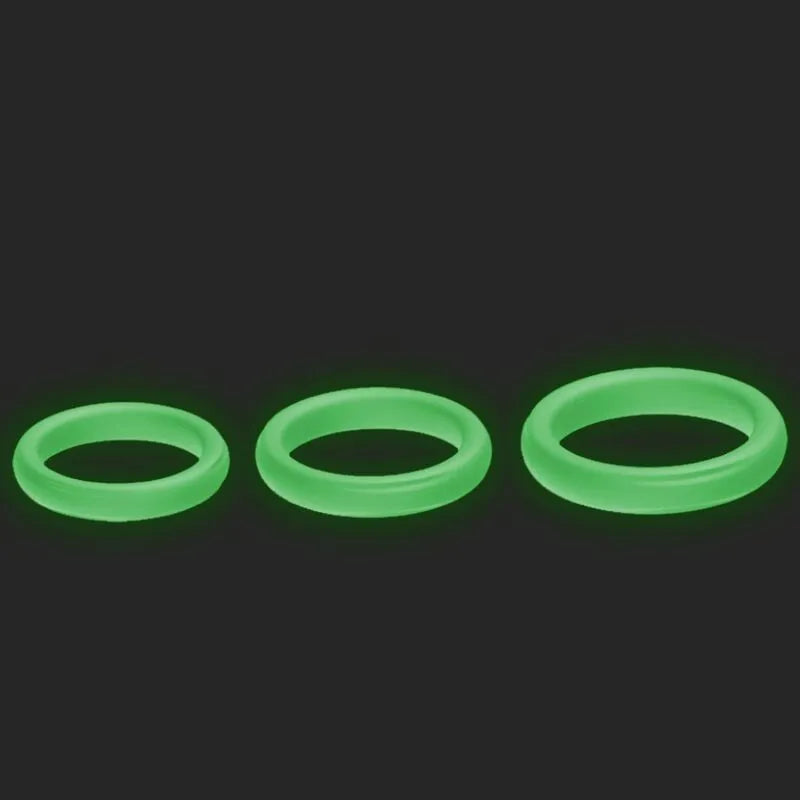 Anneau pénien ergonomique en silicone vert, extensible, pour endurance et stimulation, sur fond noir.