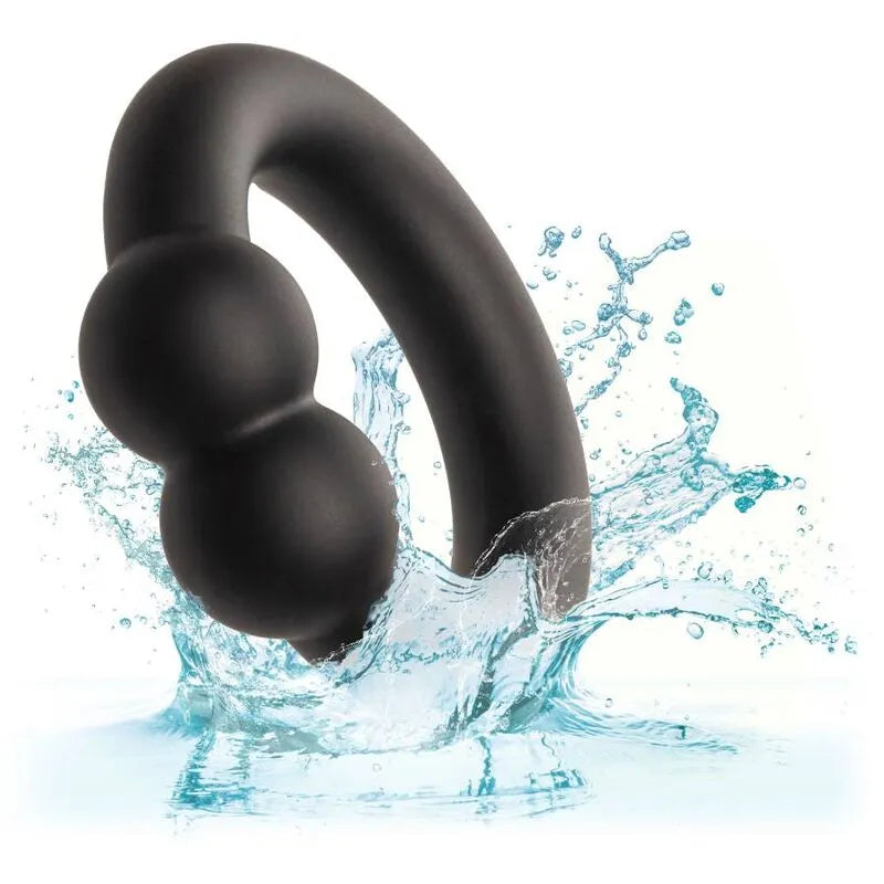 Anneau pénien noir en silicone liquide, ultra-extensible, immergé dans l'eau, design lisse et ergonomique.