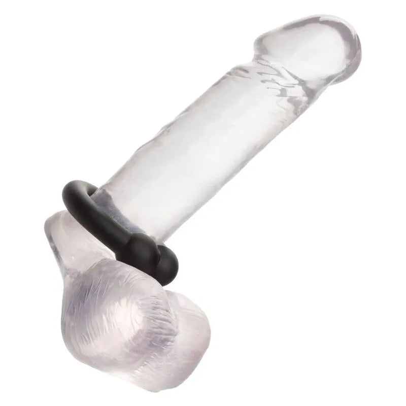 Anneau pénien silicone liquide noir, ultra extensible, ajusté sur un modèle transparent, optimisant confort et sensations.