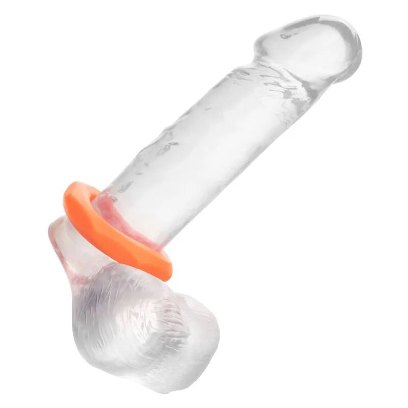 Anneau pénien hexagonal en silicone liquide transparent, extensible et ergonomique, sur fond blanc.
