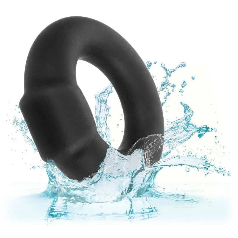 Anneau pénien noir en silicone liquide, extensible et imperméable, dans l'eau, pour confort et performance optimale.