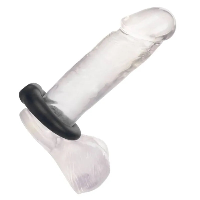 Anneau pénien noir en silicone liquide extensible, ajusté sur un modèle transparent, robuste et imperméable.