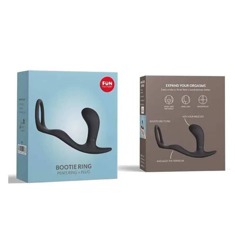 Anneau pénien noir en silicone, forme ergonomique, stimulation prostate, base flexible, sur fond d'emballage bleu.