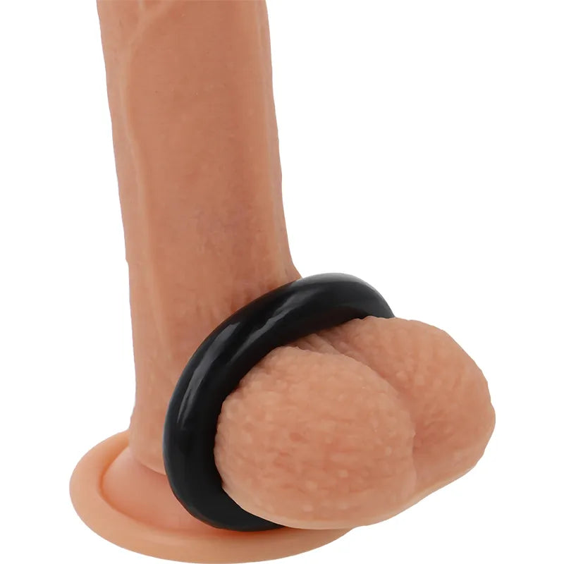 Anneau pénien noir TPE hypoallergénique sur mannequin, confort et performance prolongée, compatible lubrifiant.