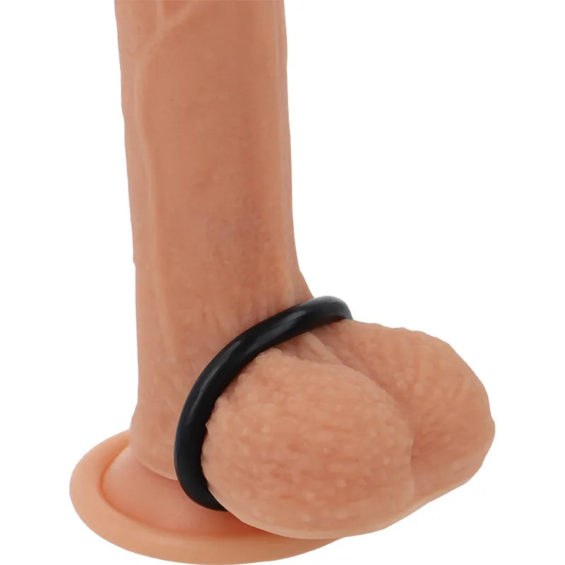 Anneau pénien noir en TPE hypoallergénique sur mannequin, extensible, pour confort et maintien érection.