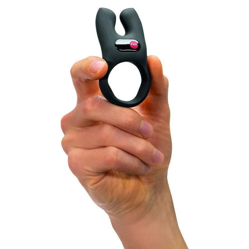 Anneau pénien vibrant noir ergonomique en silicone, double moteur, pour stimulation clitoridienne et pénienne.