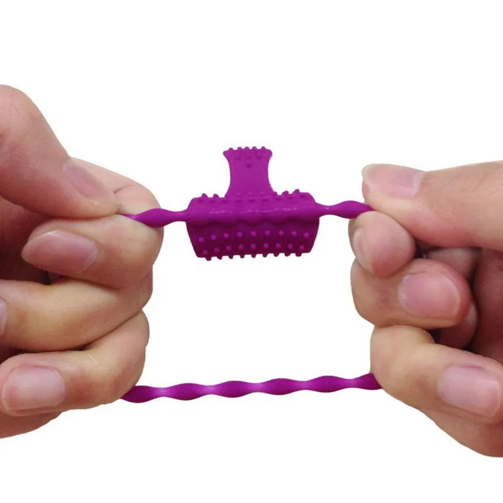 Anneau pénien vibrant violet en silicone avec picots clitoridiens, extensible, moteur puissant, piles incluses.