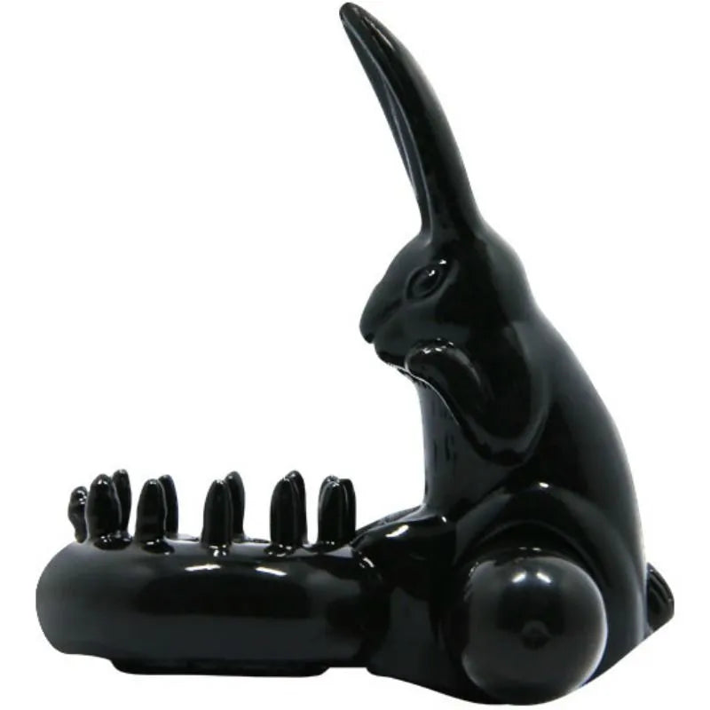 Anneau vibrant noir en silicone avec stimulateur clitoridien lapin, ergonomique et hypoallergénique pour couples.