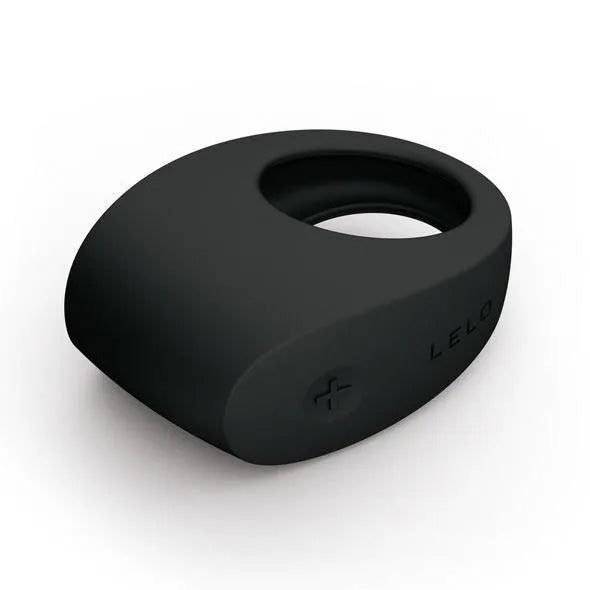 Anneau vibrateur noir en silicone doux, design ergonomique suédois, rechargeable, étanche, avec commandes intuitives.