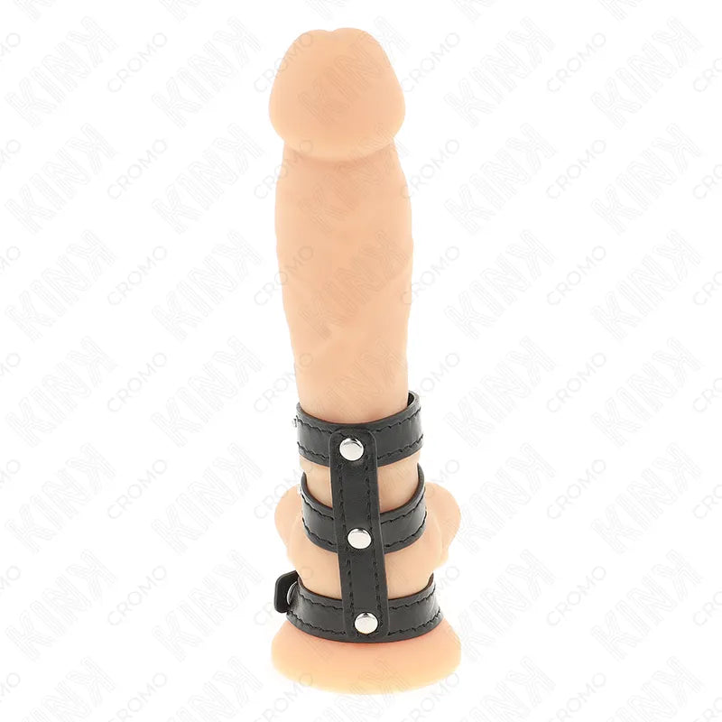 Anneaux péniens BDSM en cuir noir et acier inoxydable sur mannequin, ajustables, finition polie, stimulation et confort.