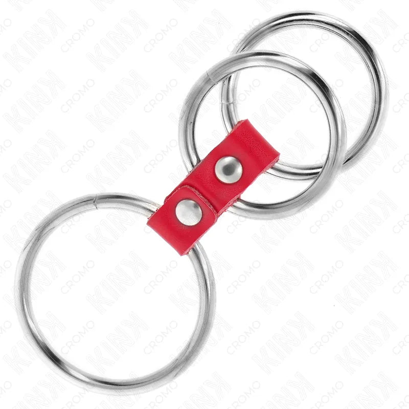 Anneau pénien BDSM cuir rouge ajustable, trois anneaux métalliques, finition élégante, confort et maîtrise intimes.