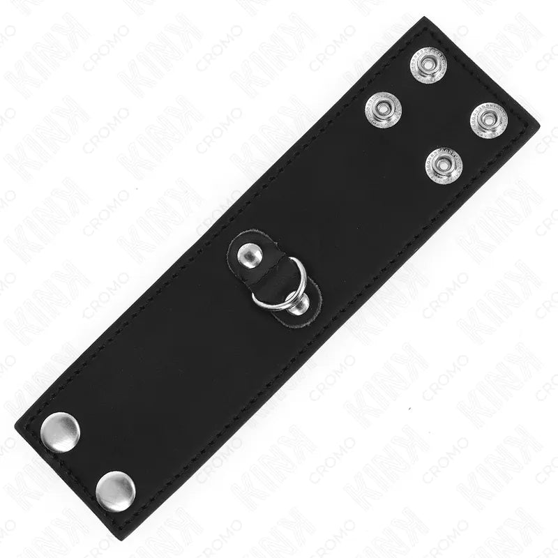 Anneau pénien ajustable en cuir noir, boutons-pression métalliques, design ergonomique pour confort et intensité.