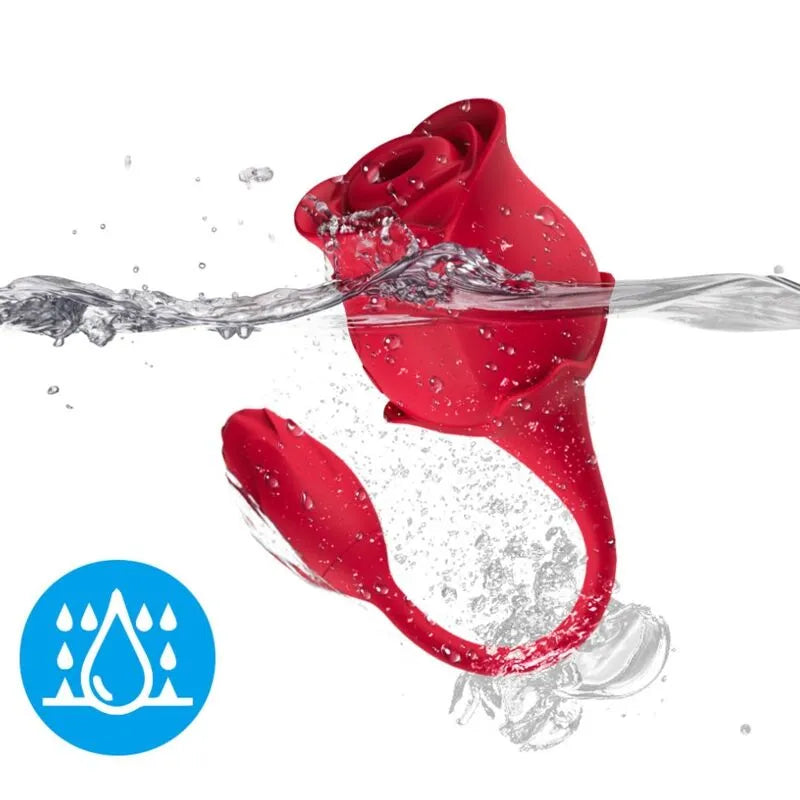 Appareil aspiration clitoridienne rouge étanche en silicone médical, forme ergonomique, immergé dans l'eau.