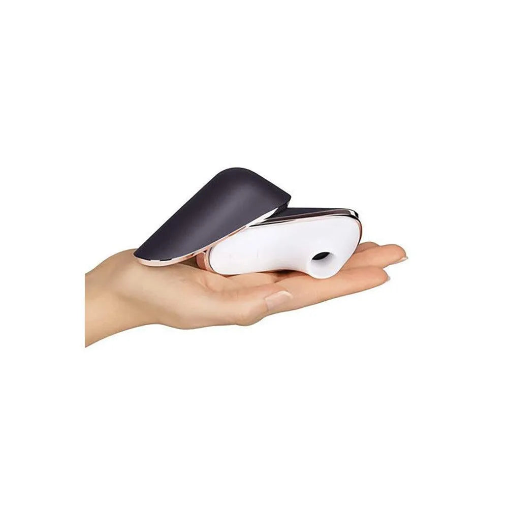 Stimulateur clitoridien Aspire Clitoris noir et blanc, compact, élégant, avec technologie Air Pulse, tenu dans une main.