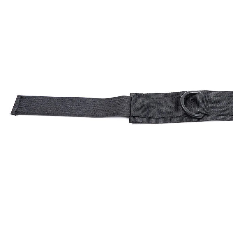 Attache BDSM noire en nylon réglable avec boucle en D, robuste et ergonomique, idéale pour jeux sécurisés.