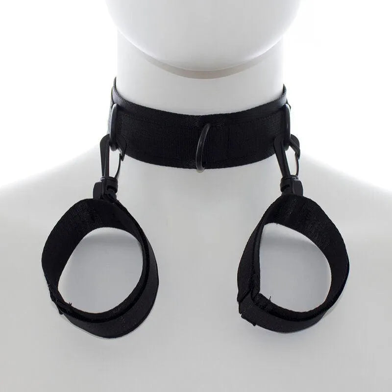 Collier noir avec menottes en nylon réglables Ohmama, ergonomique et robuste, pour pratiques BDSM sécurisées.