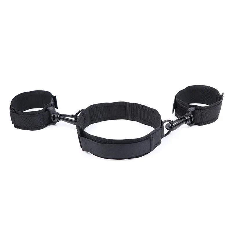 Attache BDSM noire en nylon réglable avec collier et menottes velcro, robuste et ergonomique pour confort et sécurité.