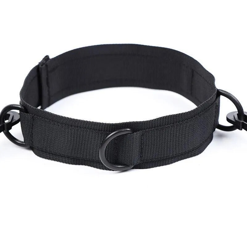 Collier BDSM noir en nylon réglable avec anneaux en D, robuste et ergonomique pour confort et sécurité.