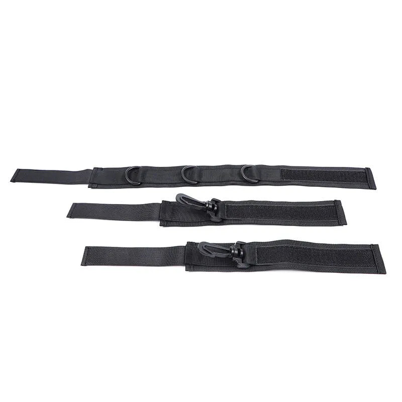 Attache BDSM noire en nylon réglable avec menottes velcro, robuste et ergonomique pour confort et sécurité.