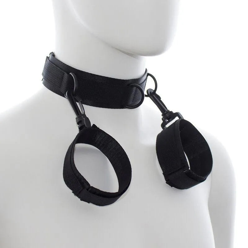 Collier et menottes BDSM noirs en nylon réglable, robustes et ergonomiques, présentés sur buste blanc.