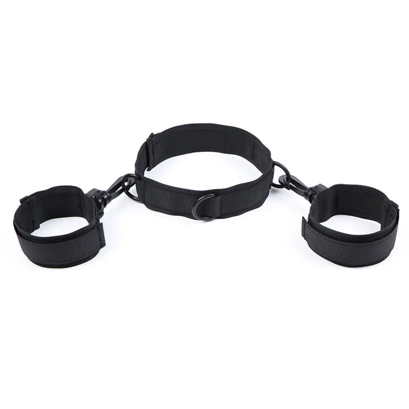 Attache BDSM Ohmama noire en nylon réglable avec collier et menottes velcro, robuste et ergonomique pour confort optimal.