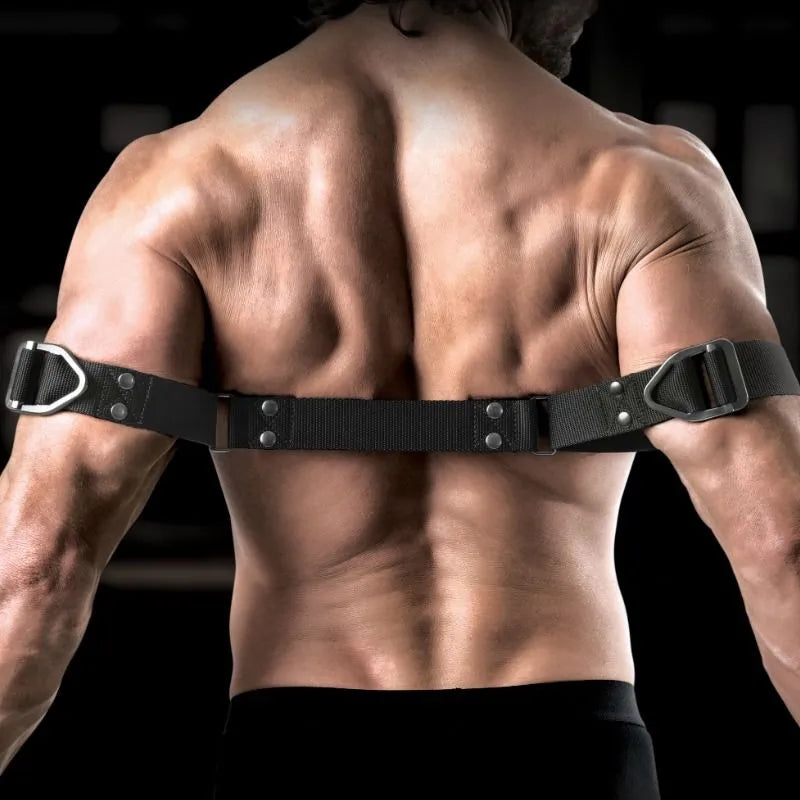 Attache biceps BDSM en nylon noir, anneaux acier inoxydable, ajustable, portée sur un homme musclé, vue de dos.