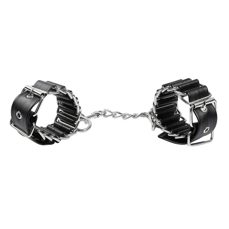 Attaches poignets BDSM réglables en métal et PVC noir, chaîne robuste, ajustables 16-22 cm, sécurité et confort.